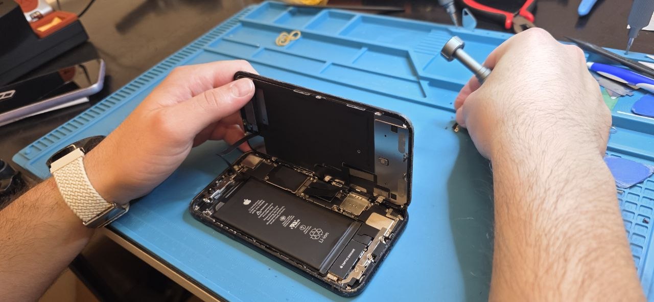 Smartphone-Reparatur in der Werkstatt von MobileLab Bern
