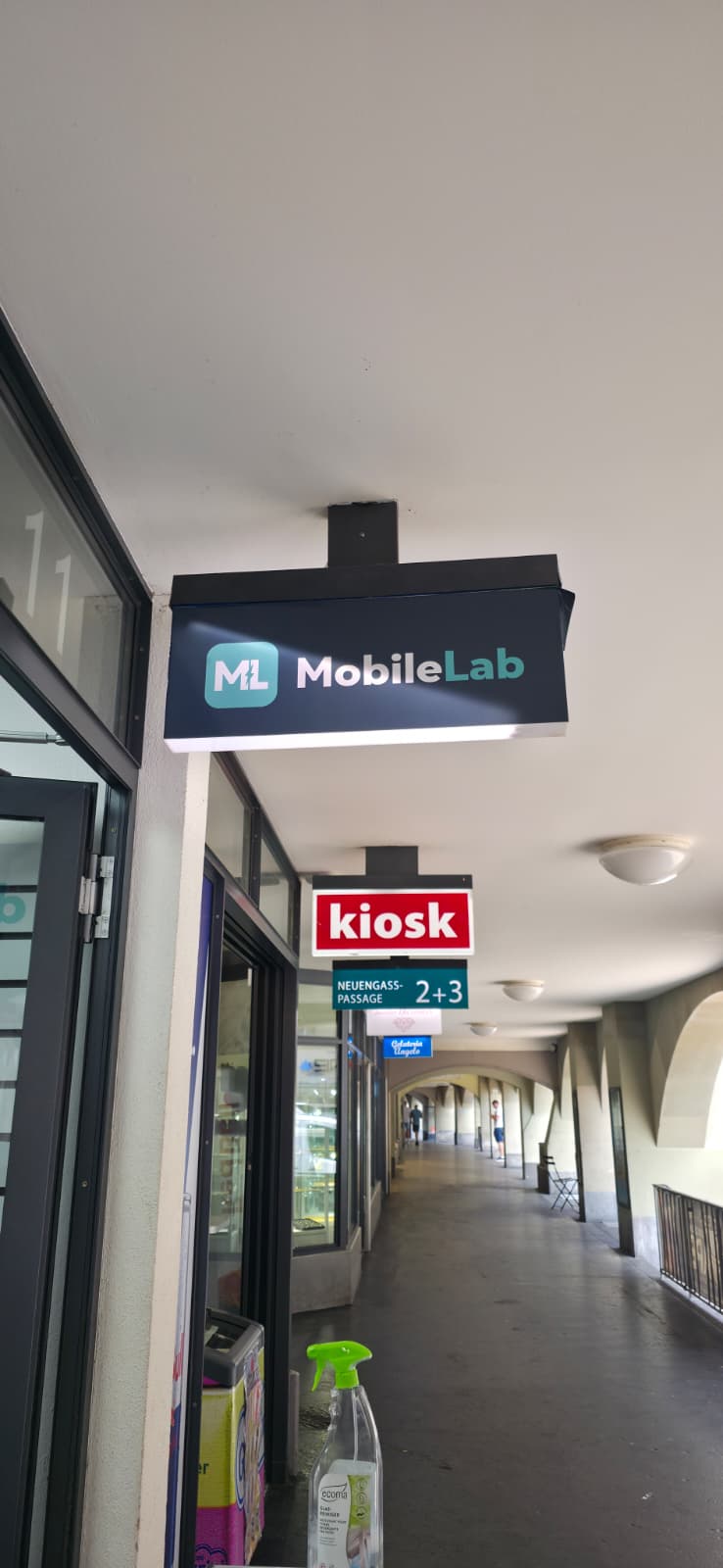 MobileLab Bern Schild in der Neuengass-Passage in Bern